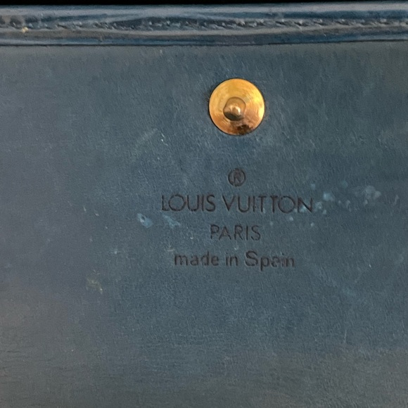 Authentic LV Epi wallet blue - Picture 14 of 14